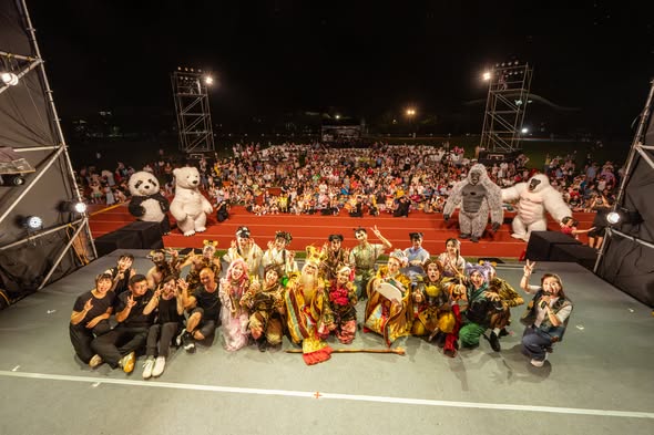 兒童歌仔戲讓彰化社頭鬧熱滾滾，小鎮上的居民都來看戲啦~